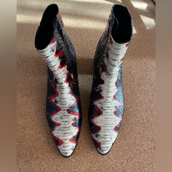 Made in NYC! Unquestionably Unique booties. Ladies 10-11. Suede lined.Price-firm - Picture 5 of 12